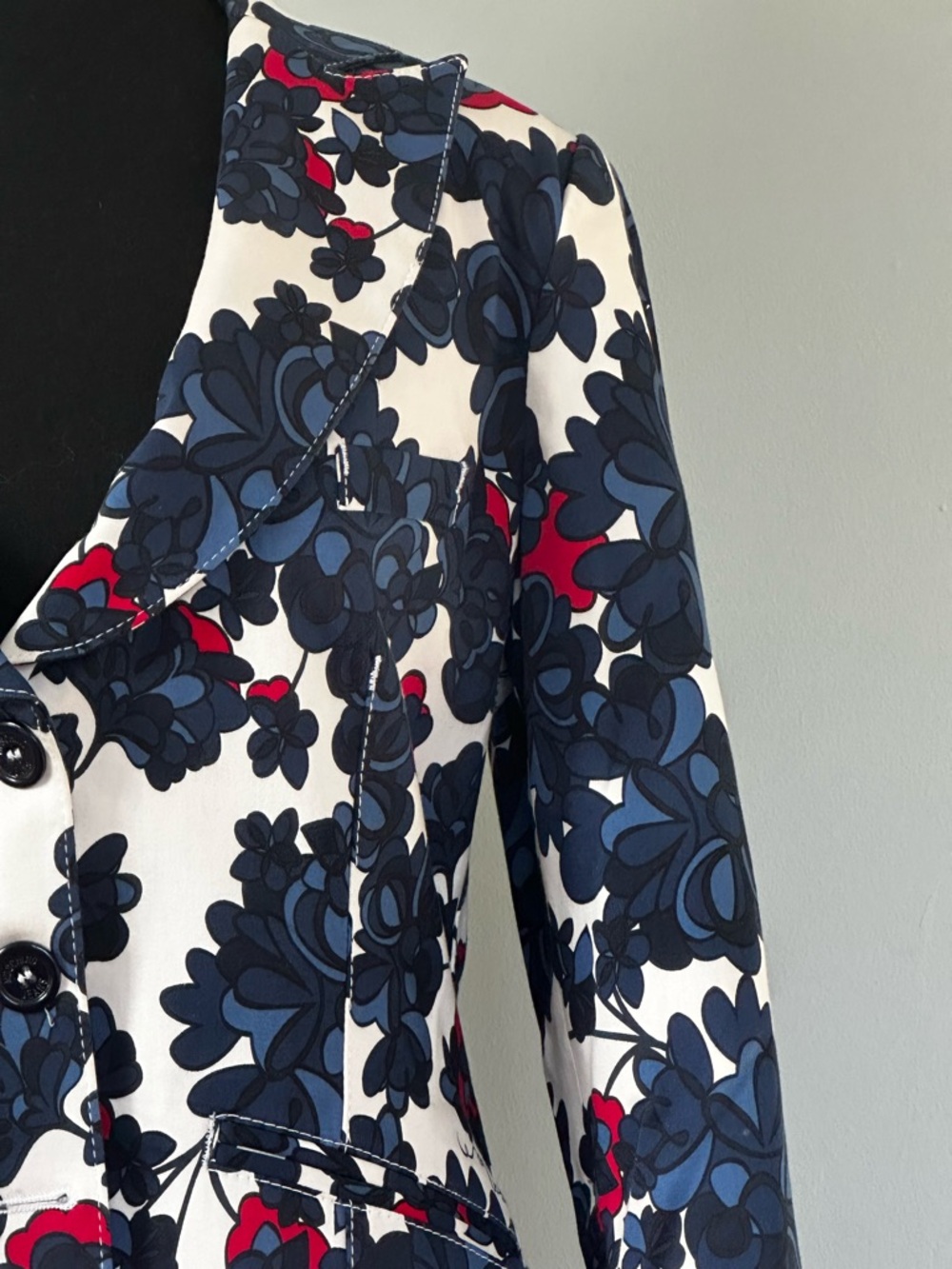 Chic Vintage Moschino Jeans White Cotton Blazer with Navy and Red Floral Print - Picture 6 of 16